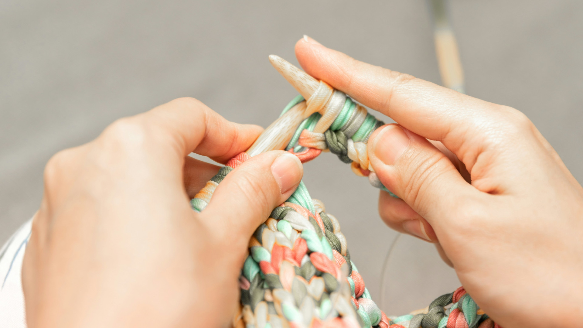 Détente et créativité : le tricot revient à la mode !